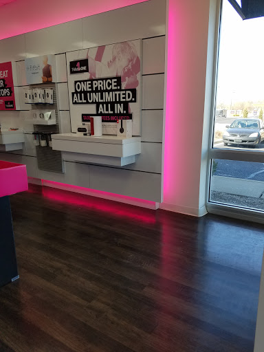Cell Phone Store «T-Mobile», reviews and photos, 2071 Orchard Rd, Montgomery, IL 60538, USA