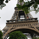 DSC06534.JPG - 21.06.2015. Paryż;  Pola Marsowe; wieża Eiffla w pochmurny dzień