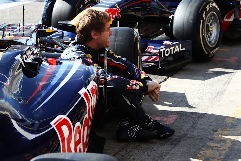 Себастьян Феттель прячется за болидом Red Bull на Гран-при Бразилии 2011