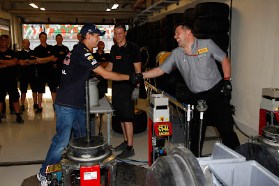 Себастьян Феттель и Пол Хембри на состязании Pirelli на Гран-при Индии 2011