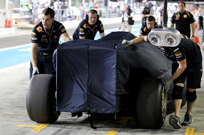 механики Red Bull толкают болид Себастьяна Феттеля по пит-лену на Гран-при Абу-Даби 2011