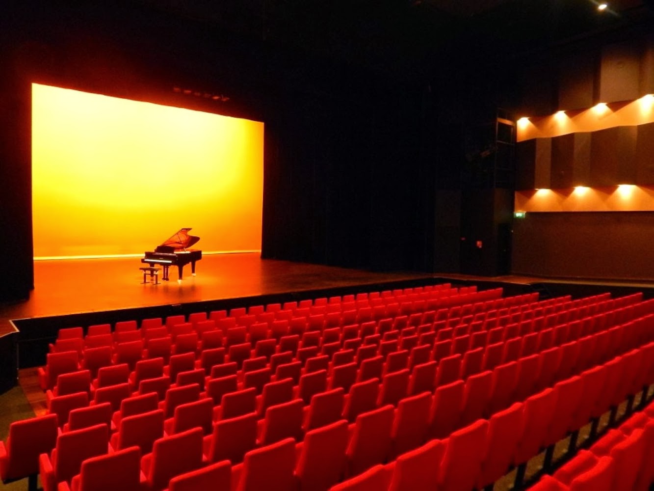 Multipurpose Hall Markant by architectuurstudio Hh