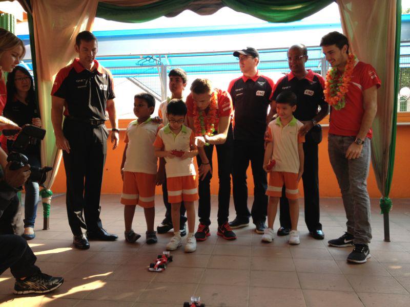 Макс Чилтон и Жюль Бьянки в малайзийской школе Taarana на Гран-при Малайзии 2013