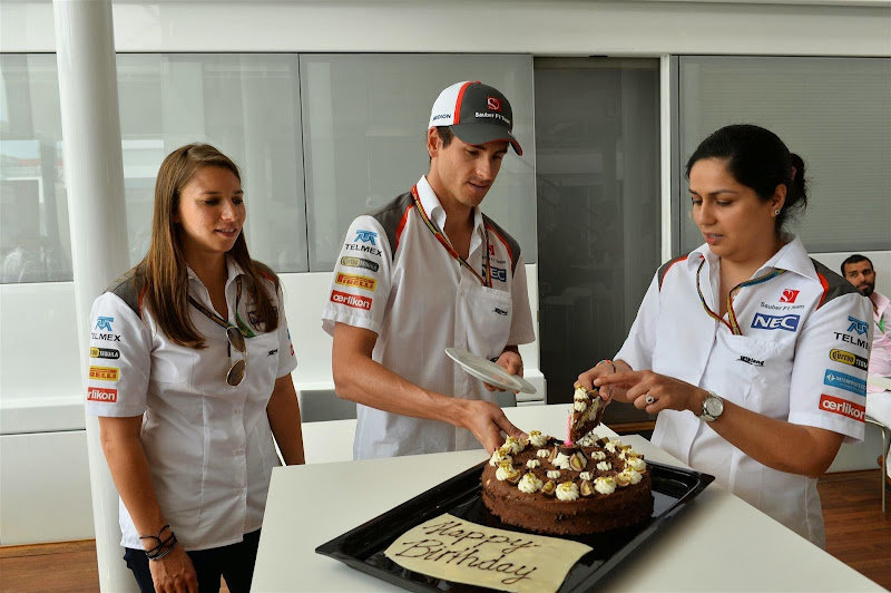 Мониша Кальтенборн накладывает тортик Адриану Сутилю на Гран-при Испании 2014
