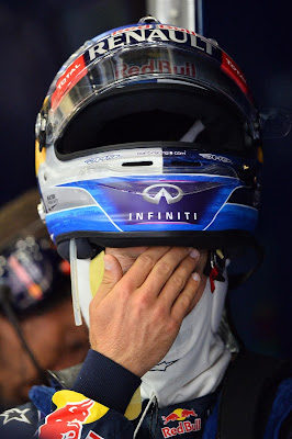 Себастьян Феттель фэйспалмит со шлемом на голове на Гран-при Бельгии 2013