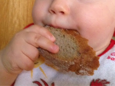 Baby isst Brot