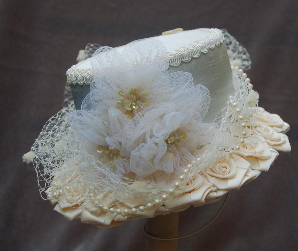 Cream Victorian Wedding Mini