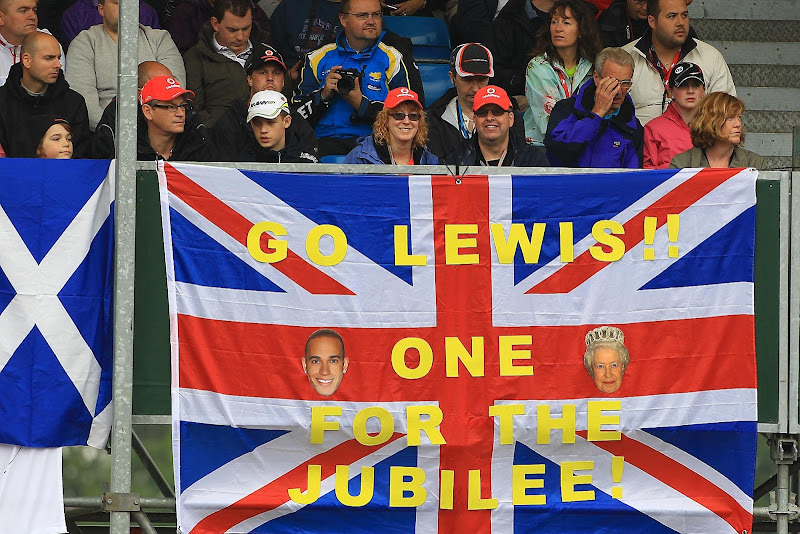 болельщики Льюиса Хэмилтона на трибунах Сильверстоуна на Гран-при Великобритании 2012 - Go Lewis one for the Jubilee