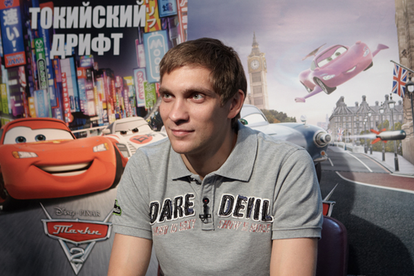 Виталий Петров на озвучке персонажа из анимационного фильма Тачки 2