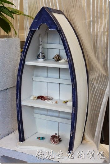 台南-白色曙光早午餐。船型的裝飾置物櫃，這很可能是自己設計的吧！