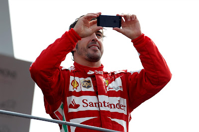 Фернандо Алонсо фотографирует болельщиков Монцы с подиума Гран-при Италии 2013