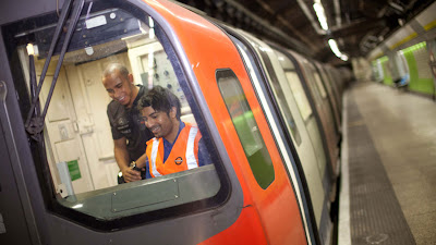 Льюис Хэмилтон в кабине машиниста в лондонской подземке 1 декабря 2011
