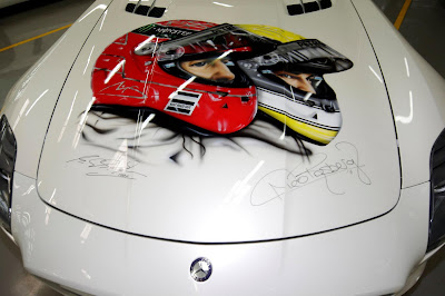 изображение Михаэля Шумахера и Нико Росберга на капоте Mercedes на Гран-при Абу-Даби 2011