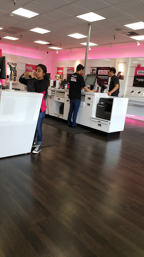 Cell Phone Store «T-Mobile», reviews and photos, 200 W Lincoln Ave, Anaheim, CA 92805, USA