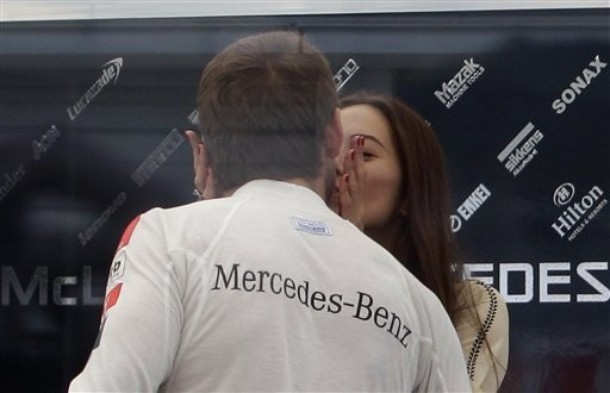 Дженсон Баттон и Джессика Мичибата целуются на Гран-при Японии 2011
