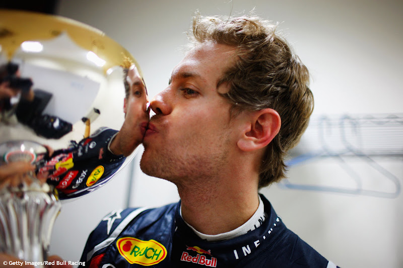 Себастьян Феттель целует свое отражение в трофее на Гран-при Индии 2011
