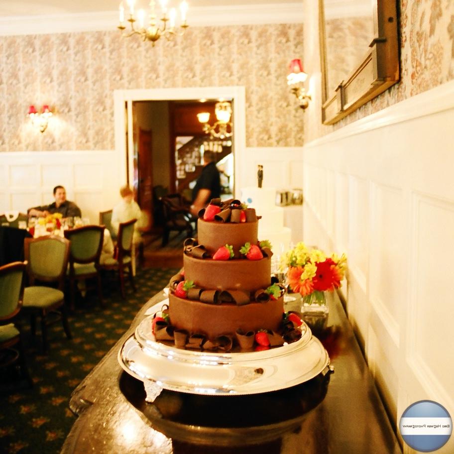 3-tiered round wedding cake