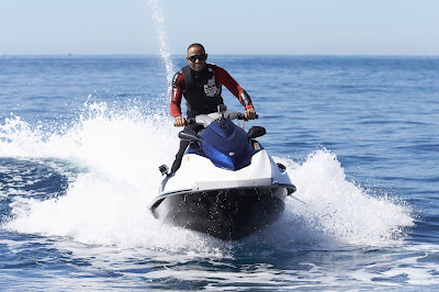 Льюис Хэмилтон катается на водном скутере на Гран-при Монако 2013