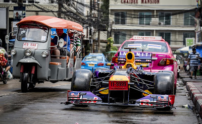 болид Red Bull на улицах Бангкока в Таиланде - апрель 2013