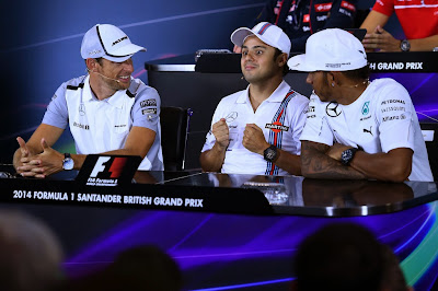 Фелипе Масса сжимает кулаки между Дженсоном Баттоном и Льюисом Хэмилтоном на пресс-конференции в четверг на Гран-при Великобритании 2014