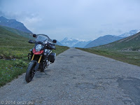 Hinter Scheitelhöhe des Colle del Nivolet kurz nach dem Rifugio Savoia.
Hier endet die Sackstraße und Wanderwege führen in die Bergwelt ringsum.