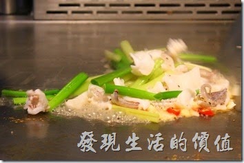台南-椰如鐵板燒創意料理。花枝：用芹菜來伴炒花枝，清爽可口，在擺上三片小黃瓜點綴。