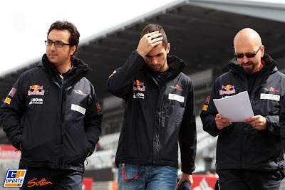 Хайме Альгерсуари инспектирует трассу Нюрбургринга вместе с механиками и фэйспалмит на Гран-при Германии 2011