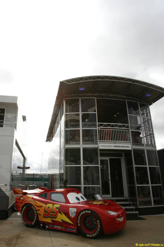 Молния McQueen у моторхоума Virgin на Гран-при Великобритании 2011