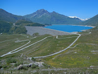Hoch zum Col du Mont Cenis.
Die Staumauer des Lac du Mont Cenis.