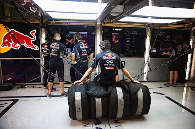 механик Red Bull прогреват резину на Гран-при Абу-Даби 2013
