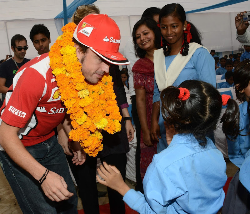 Фернандо Алонсо UNICEF Handwashing Day на Гран-при Индии 2012