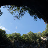 Uitzicht door het “dak” van Melissani-cave. Uitzicht door het “dak” van Melissani-cave.