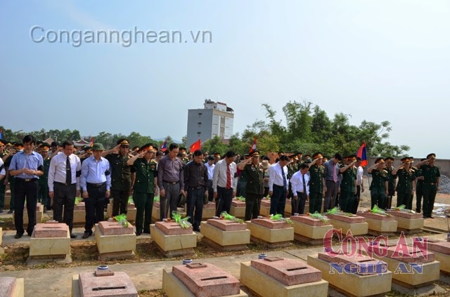 An táng hài cốt các Liệt sỹ quân tình nguyện và chuyên gia Việt Nam tại nghĩa trang huyện Đô Lương
