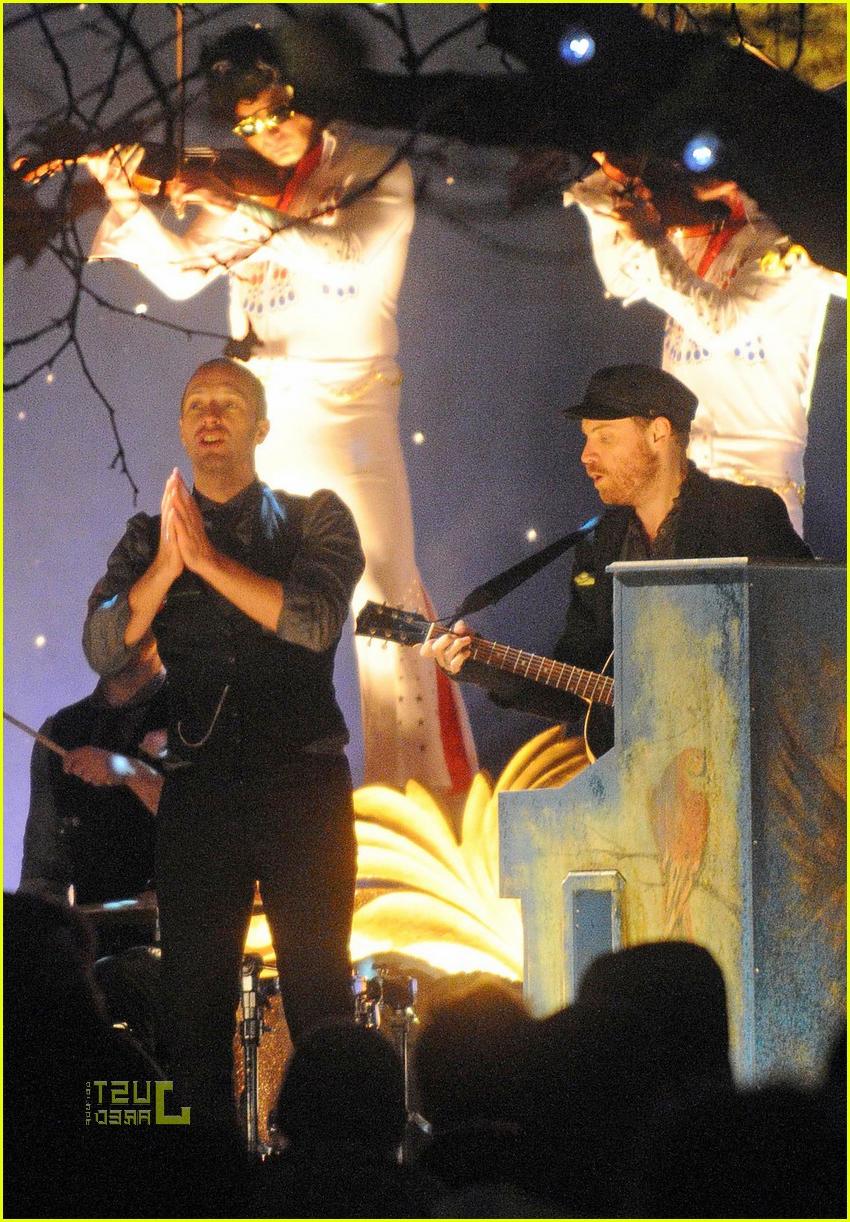 coldplay christmas lights video preview 10. British rockers Coldplay shoot