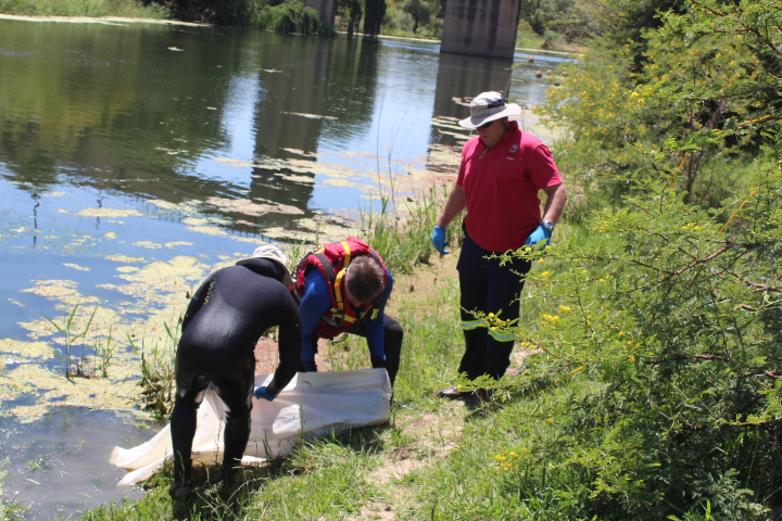 SAPS Free State divers recover the body of a sangoma who drowned during a healing water ritual on Friday, 15 December.