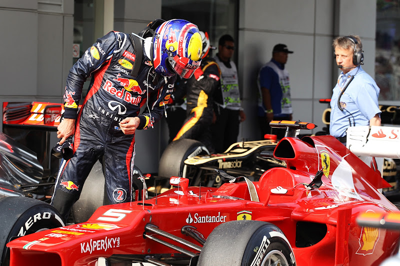 Марк Уэббер разглядывает болид Ferrari после квалификации на Гран-при Малайзии 2012