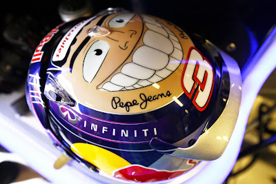 шлем Даниэля Риккардо с улыбкой для Гран-при Абу-Даби 2014