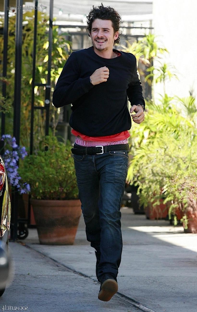 Orlando Bloom jogs back to his