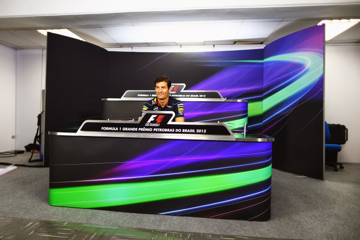 одинокий Марк Уэббер на пресс-конференции в четверг на Гран-при Бразилии 2013