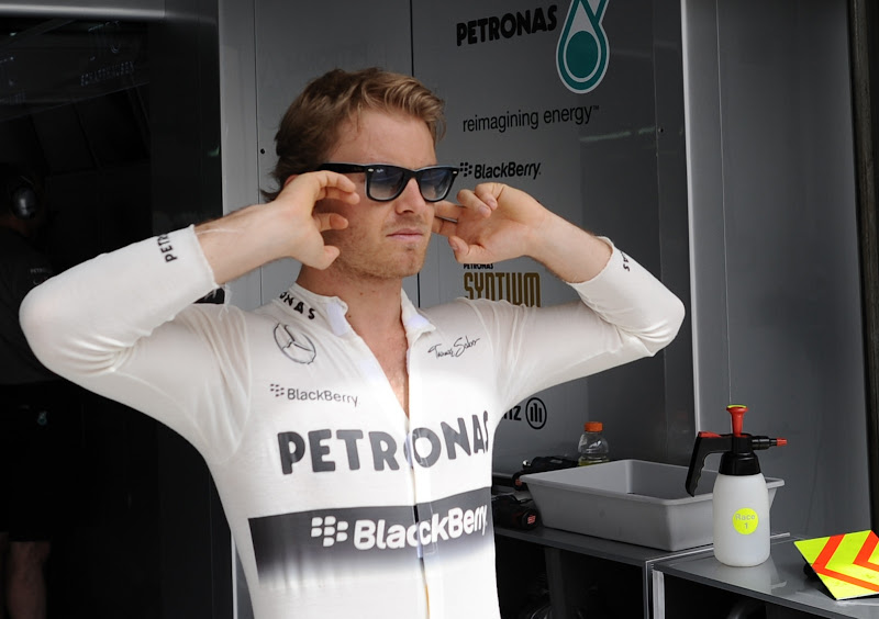 Нико Росберг затыкает уши на Гран-при Бахрейна 2013