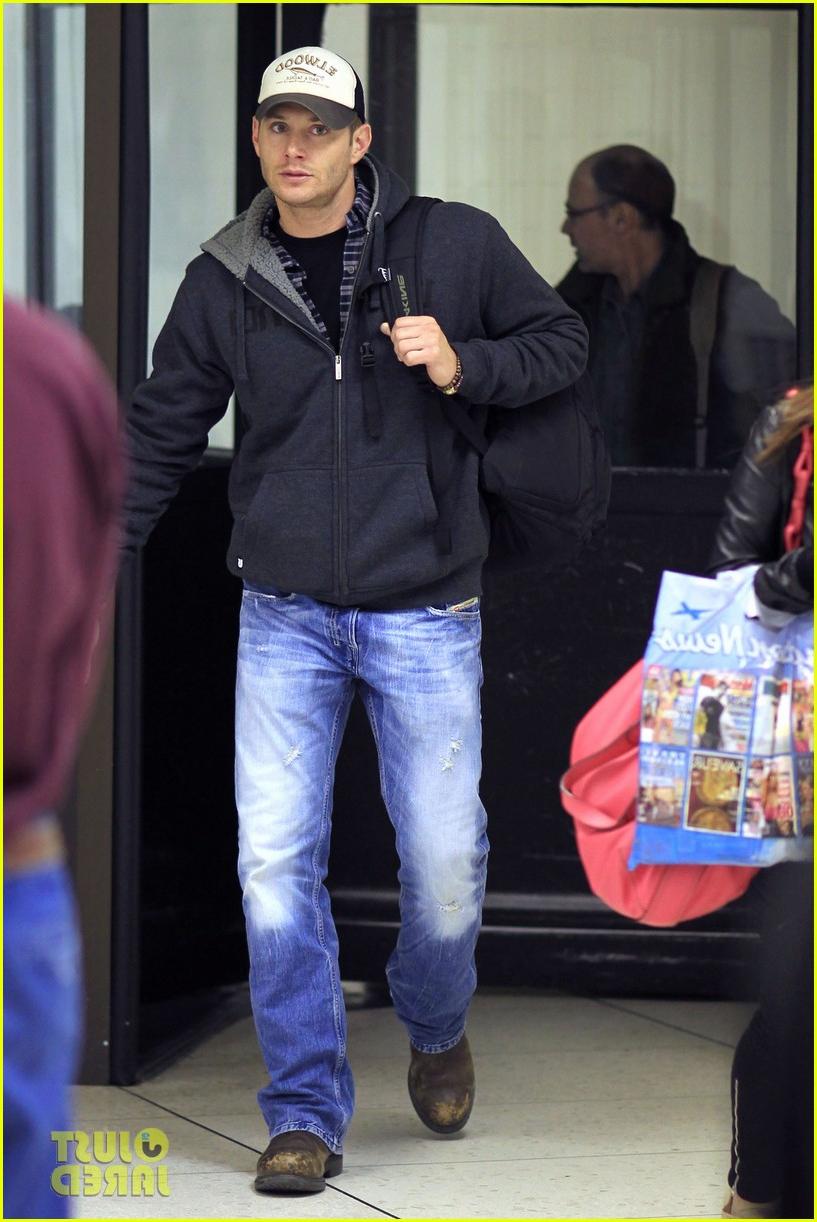 jensen ackles airport 01