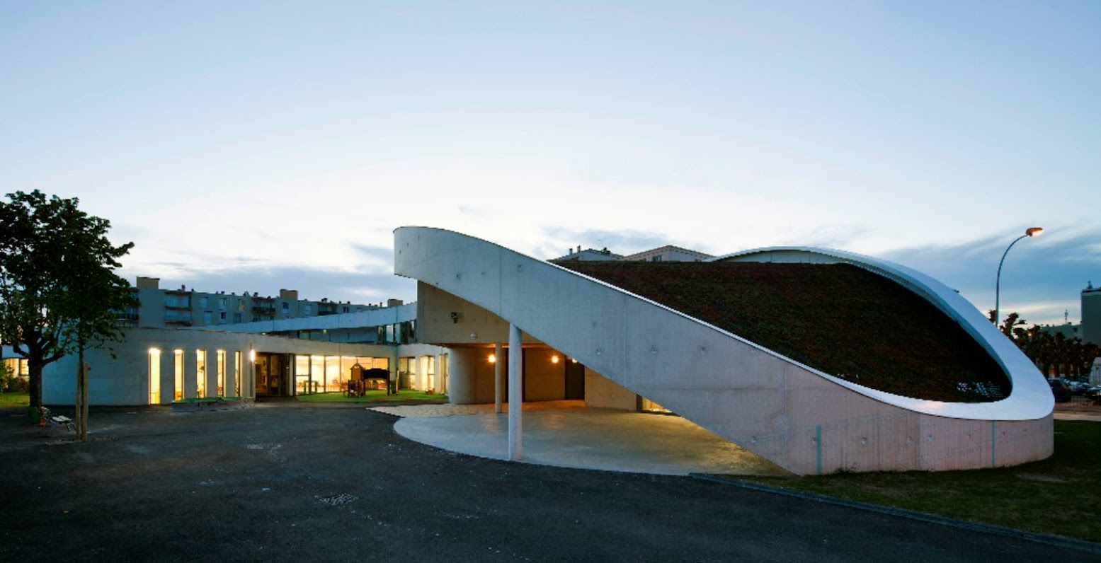 Montargis, Francia: [ÉCOLE JEAN-MOULIN BY RICHARD + SCHOELLER]