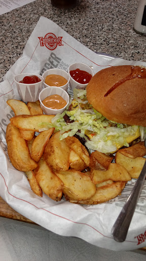 Hamburger Restaurant «Fuddruckers», reviews and photos, 5501 Slide Rd, Lubbock, TX 79414, USA