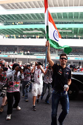 Марк Уэббер с индийским флагом на параде пилотов Гран-при Индии 2011