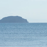 Eilandje voor de kust. Eilandje voor de kust.
