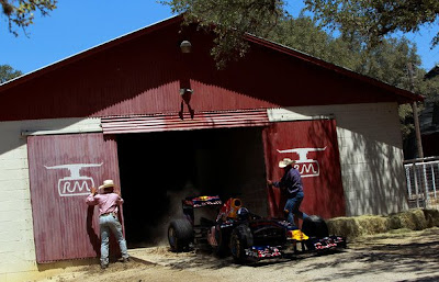 Дэвид Култхард выезжает на болиде Red Bull из загона на ранчо Техаса