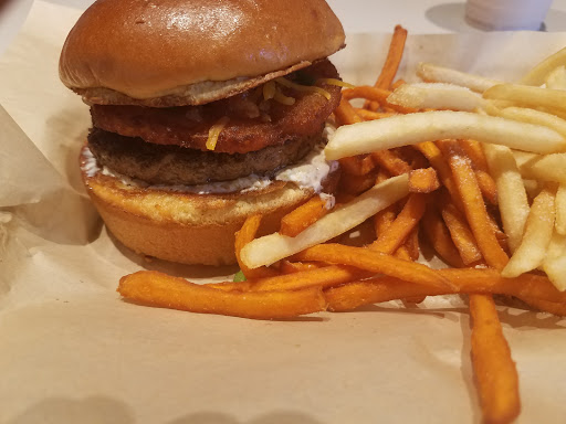 Hamburger Restaurant «Burger 21», reviews and photos, 11300 Medlock Bridge Rd #350, Johns Creek, GA 30097, USA