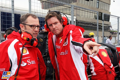 Роб Смедли указывает на что-то пальцем Стефано Доменикали на Гран-при Канады 2011