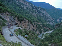 Blick zurück: Aus dem Tunnel heraus rechts ab zum Col St. Martin (1500 m).