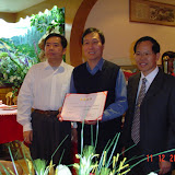 2005年12月11日 西语学院邱月生书记、郑立华院长来法颁发荣誉证书